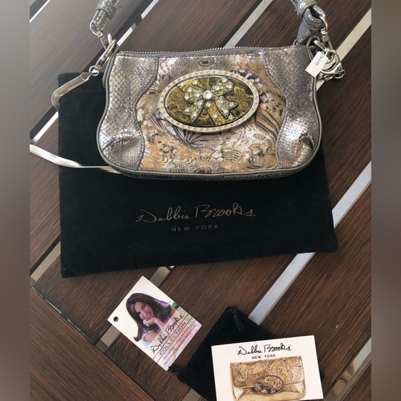 NWOT Metallic  Silver/ Gold  Shoulder Bag with Jeweled Medallion - Picture 6 of 8